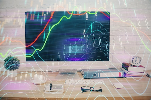Holograma de gráfico de divisas en la mesa con fondo de computadora Doble exposición Concepto de mercados financieros