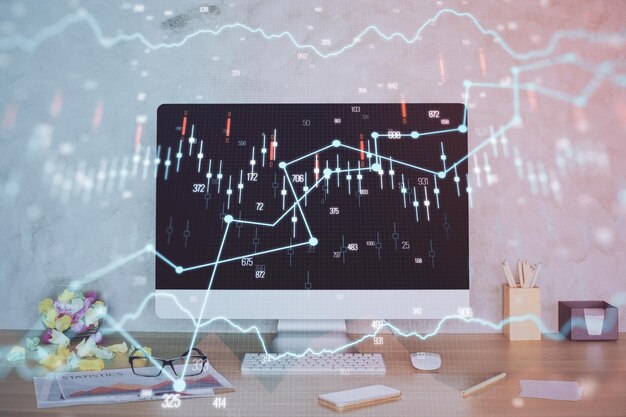 Holograma de gráfico de divisas en la mesa con fondo de computadora Doble exposición Concepto de mercados financieros
