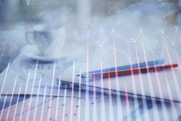 Holograma gráfico de divisas en la mesa con fondo de computadora Doble exposición Concepto de mercados financieros