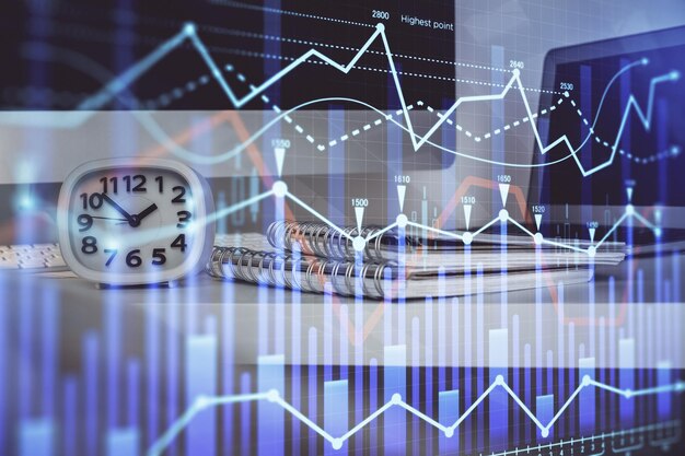 Holograma de gráfico de divisas en la mesa con fondo informático Doble exposición Concepto de mercados financieros
