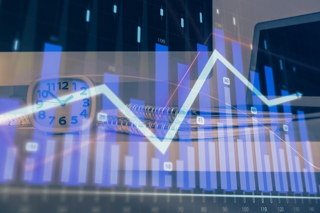 Holograma de gráfico de divisas en la mesa con fondo informático Doble exposición Concepto de mercados financieros