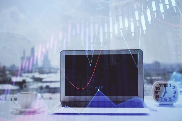 Holograma gráfico de divisas en la mesa con fondo informático Múltiple exposición Concepto de los mercados financieros