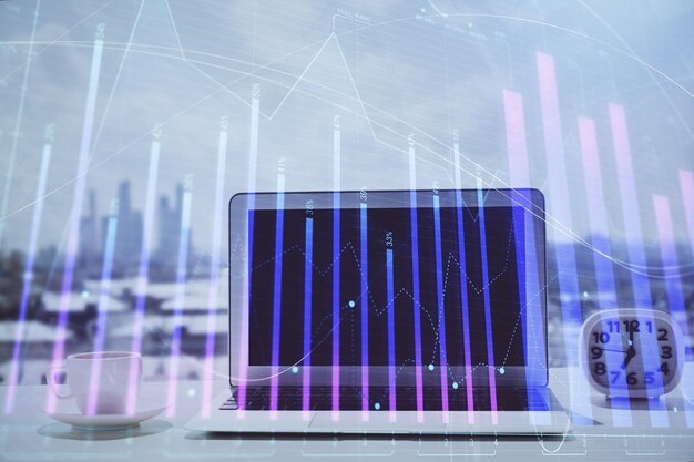 Holograma gráfico de divisas en la mesa con fondo informático Múltiple exposición Concepto de los mercados financieros