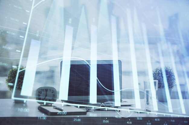 Holograma gráfico de divisas en la mesa con fondo informático Múltiple exposición Concepto de los mercados financieros