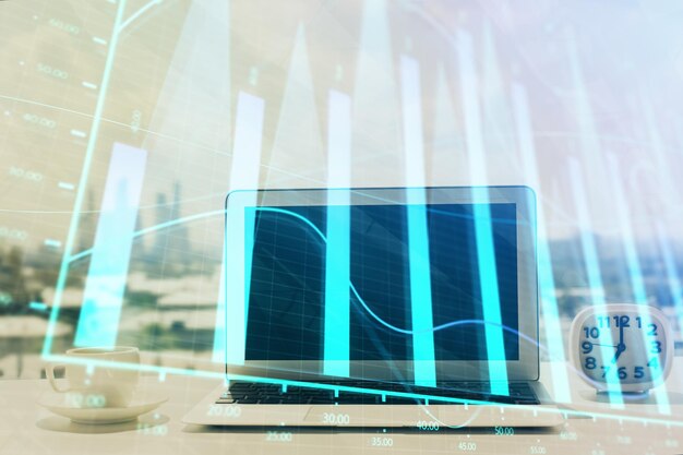 Holograma gráfico de divisas en la mesa con fondo informático Múltiple exposición Concepto de los mercados financieros