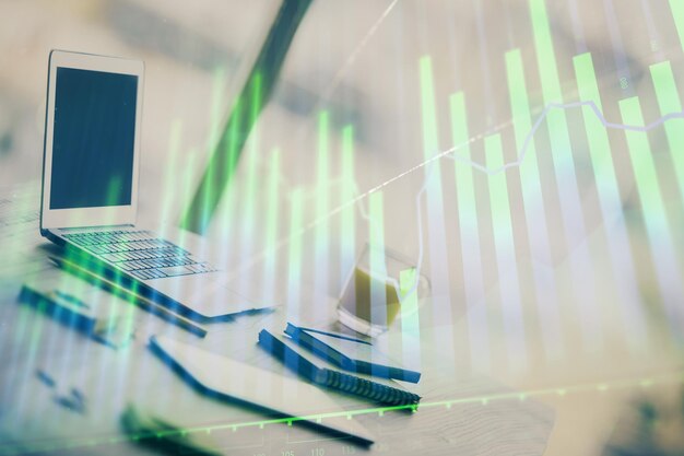 Holograma gráfico de divisas en la mesa con fondo informático Múltiple exposición Concepto de los mercados financieros