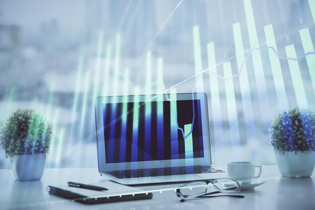 Holograma gráfico de divisas en la mesa con fondo informático Múltiple exposición Concepto de los mercados financieros