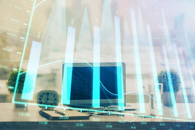 Holograma gráfico de divisas en la mesa con fondo informático Múltiple exposición Concepto de los mercados financieros