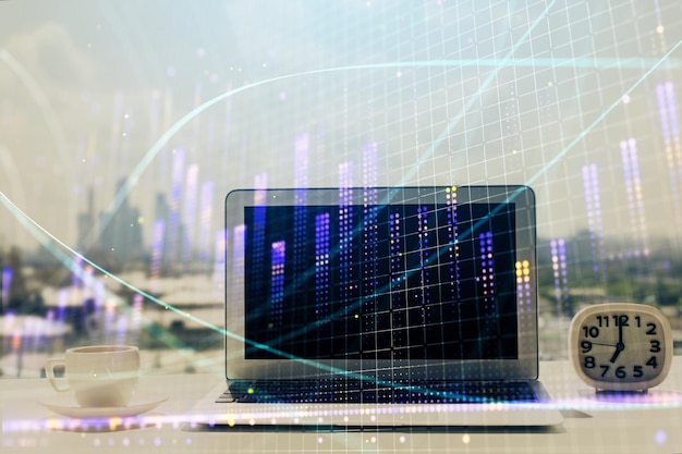 Holograma gráfico de divisas en la mesa con fondo informático Múltiple exposición Concepto de los mercados financieros