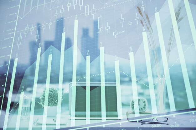 Holograma gráfico de divisas en la mesa con fondo informático Múltiple exposición Concepto de los mercados financieros