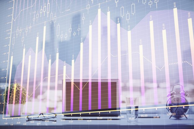 Holograma gráfico de divisas en la mesa con fondo informático Múltiple exposición Concepto de los mercados financieros