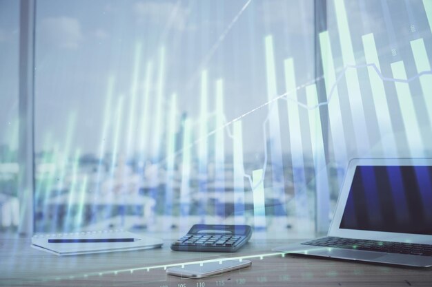 Holograma gráfico de divisas en la mesa con fondo informático Múltiple exposición Concepto de los mercados financieros
