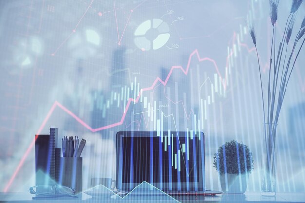 Holograma de gráfico de divisas en la mesa con fondo informático Múltiple exposición Concepto de mercados financieros