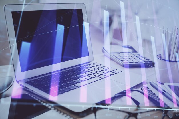 Holograma gráfico de divisas en la mesa con fondo informático Múltiple exposición Concepto de los mercados financieros