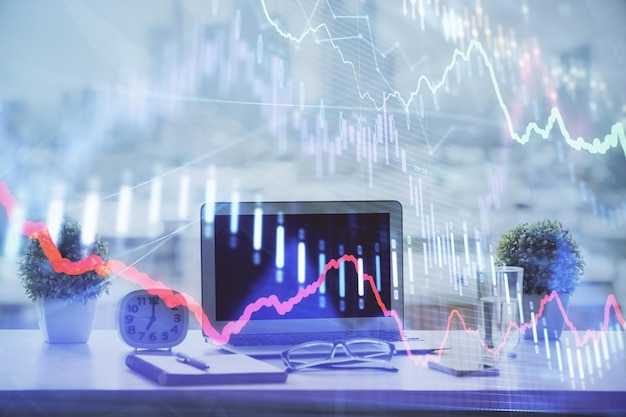 Holograma gráfico de divisas en la mesa con fondo informático Múltiple exposición Concepto de los mercados financieros