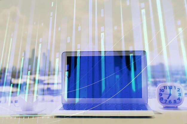 Holograma gráfico de divisas en la mesa con fondo informático Múltiple exposición Concepto de los mercados financieros
