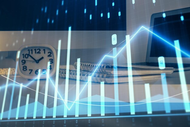 Holograma gráfico de divisas en la mesa con fondo informático Múltiple exposición Concepto de los mercados financieros