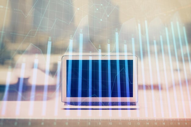 Holograma gráfico de divisas en la mesa con fondo informático Múltiple exposición Concepto de los mercados financieros