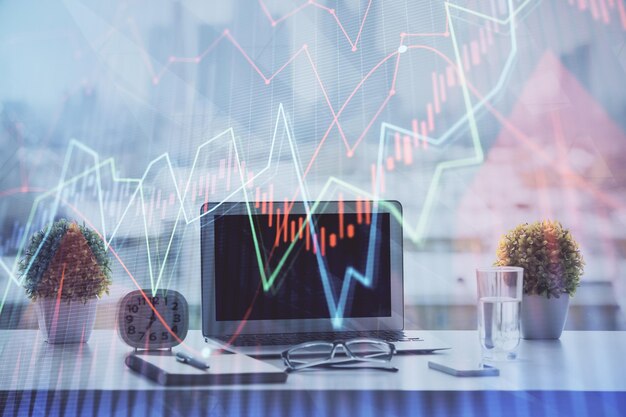 Holograma gráfico de divisas en la mesa con fondo informático Múltiple exposición Concepto de los mercados financieros