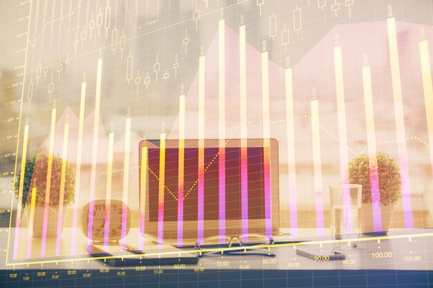 Holograma gráfico de divisas en la mesa con fondo informático Múltiple exposición Concepto de los mercados financieros