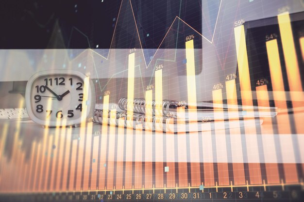 Holograma de gráfico de divisas en la mesa con fondo informático Múltiple exposición Concepto de mercados financieros