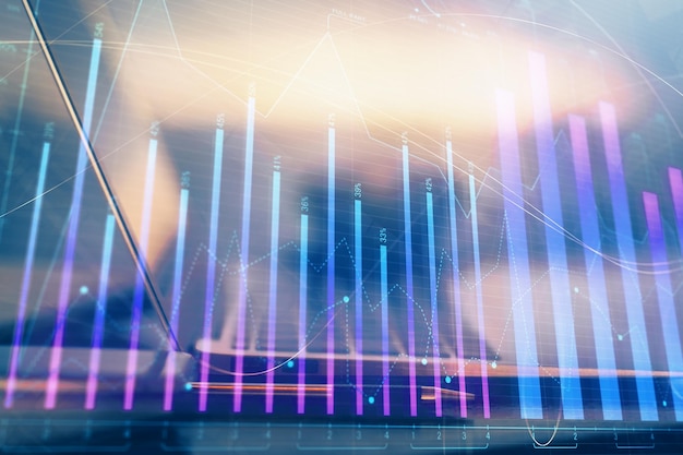 Foto holograma de gráfico de divisas en la mesa con fondo informático múltiple exposición concepto de mercados financieros
