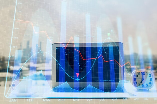 Holograma de gráfico de divisas en la mesa con fondo informático Múltiple exposición Concepto de mercados financieros