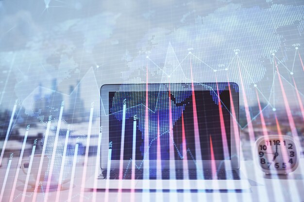 Holograma de gráfico de divisas en la mesa con fondo informático Múltiple exposición Concepto de mercados financieros
