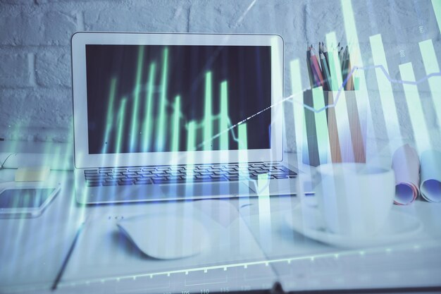 Holograma gráfico de divisas en la mesa con fondo informático Múltiple exposición Concepto de los mercados financieros