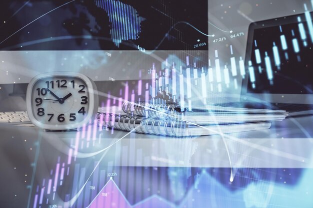 Holograma gráfico de divisas en la mesa con fondo informático Múltiple exposición Concepto de los mercados financieros