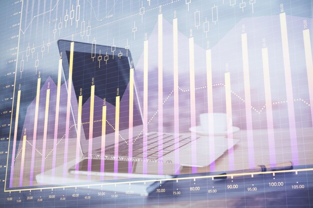 Holograma de gráfico de divisas en la mesa con fondo informático Múltiple exposición Concepto de mercados financieros