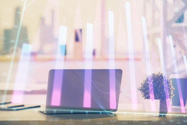 Holograma de gráfico de divisas en la mesa con fondo informático Múltiple exposición Concepto de mercados financieros