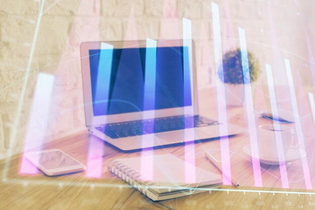 Holograma de gráfico de divisas en la mesa con fondo informático Múltiple exposición Concepto de mercados financieros
