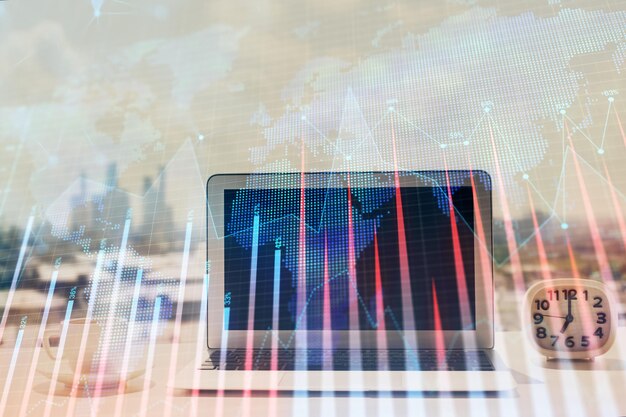 Holograma de gráfico de divisas en la mesa con fondo informático Múltiple exposición Concepto de mercados financieros