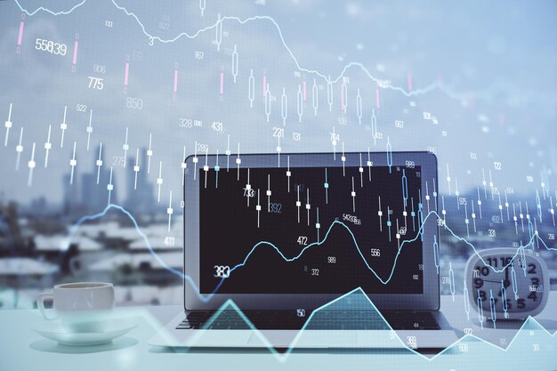 Holograma de gráfico de divisas en la mesa con fondo informático Múltiple exposición Concepto de mercados financieros