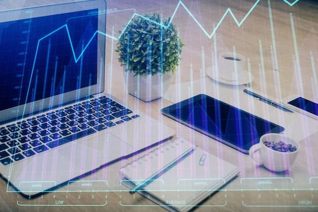 Holograma gráfico do mercado Forex e computador pessoal em segundo plano Exposição múltipla Conceito de investimento