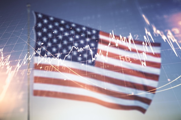Holograma gráfico financeiro virtual abstrato na bandeira dos EUA e fundo do céu por do sol forex e conceito de investimento Multiexposição