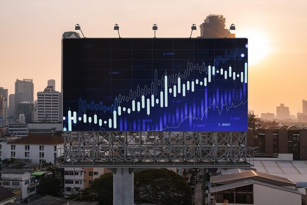 Holograma gráfico FOREX brilhante na paisagem urbana panorâmica aérea do outdoor de Bangkok ao pôr do sol Negociação de ações e títulos no Sudeste Asiático O conceito de gestão de fundos