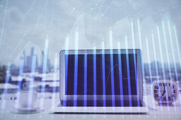 Holograma gráfico de forex en la mesa con fondo de computadora Concepto de exposición múltiple de los mercados financieros