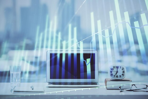 Holograma gráfico de forex en la mesa con fondo de computadora Concepto de exposición múltiple de los mercados financieros