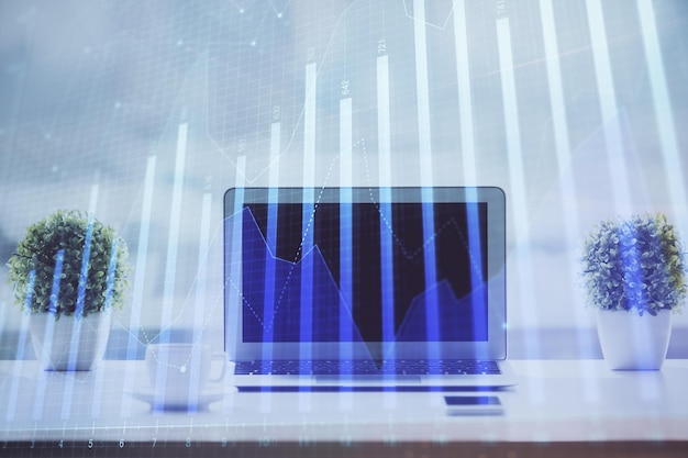 Holograma gráfico de forex en la mesa con fondo de computadora Concepto de exposición múltiple de los mercados financieros