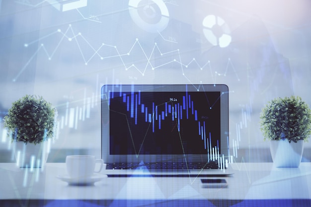 Holograma gráfico de forex en la mesa con fondo de computadora Concepto de exposición múltiple de los mercados financieros