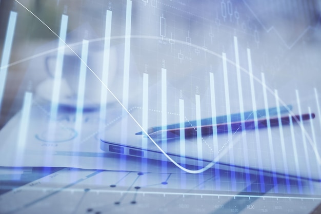 Holograma gráfico de forex en la mesa con fondo de computadora Doble exposición Concepto de mercados financieros