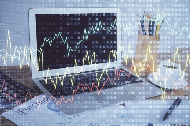 Holograma del gráfico del mercado de divisas y computadora personal en el fondo Doble exposición Concepto de inversión