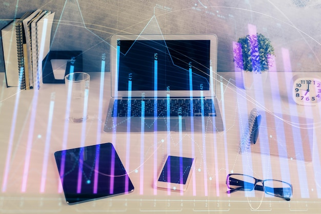 Holograma del gráfico del mercado de divisas y computadora personal en el fondo Doble exposición Concepto de inversión