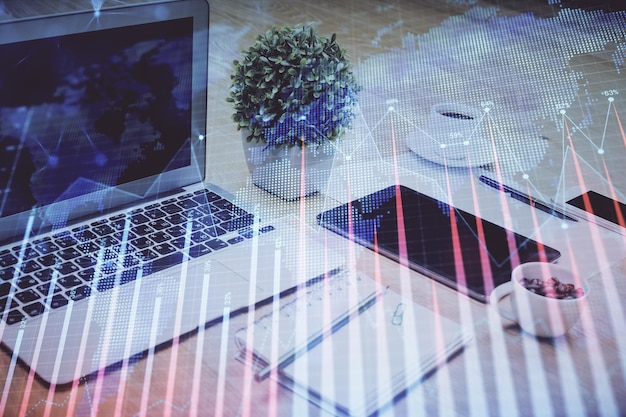 Holograma del gráfico del mercado de divisas y computadora personal en el fondo Doble exposición Concepto de inversión
