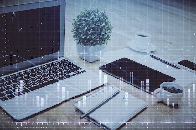 Holograma del gráfico del mercado de divisas y computadora personal en el fondo Doble exposición Concepto de inversión