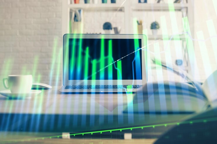 Foto holograma del gráfico del mercado de divisas y computadora personal en el fondo doble exposición concepto de inversión