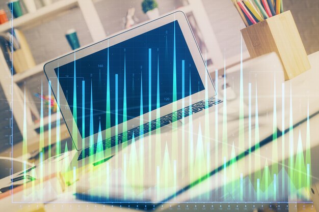 Holograma de gráfico de mercado de divisas y computadora personal en el fondo Exposición múltiple Concepto de inversión