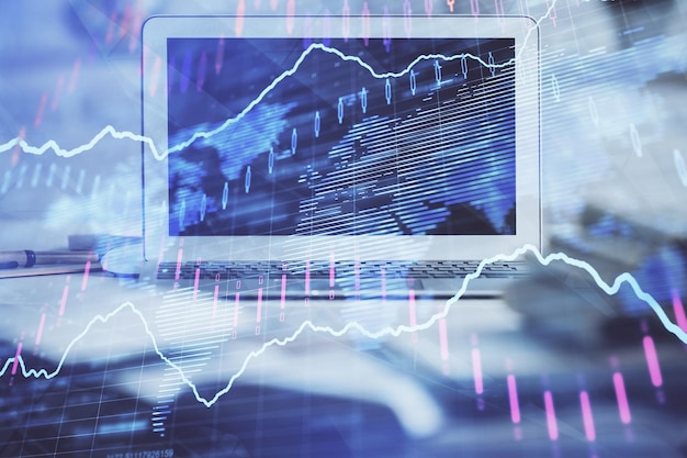 Holograma de gráfico de mercado de divisas y computadora personal en el fondo Exposición múltiple Concepto de inversión